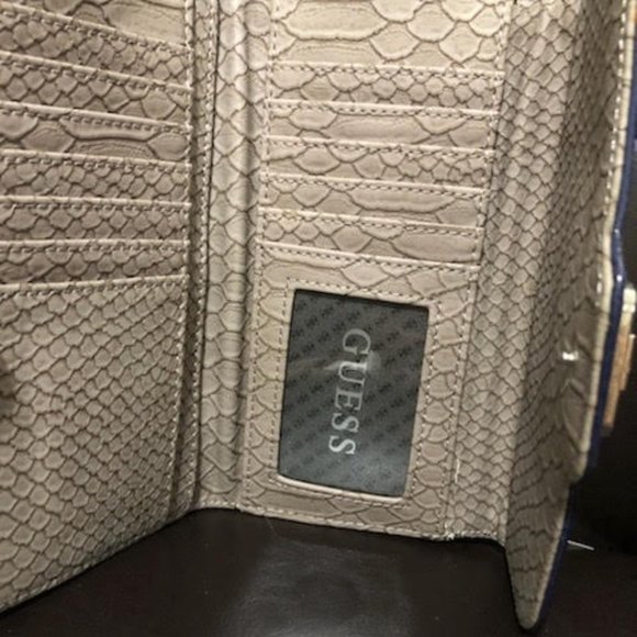 WOMANS GUESS CHIC LUXE SNAKESKIN WALLET - Picture 4 of 8